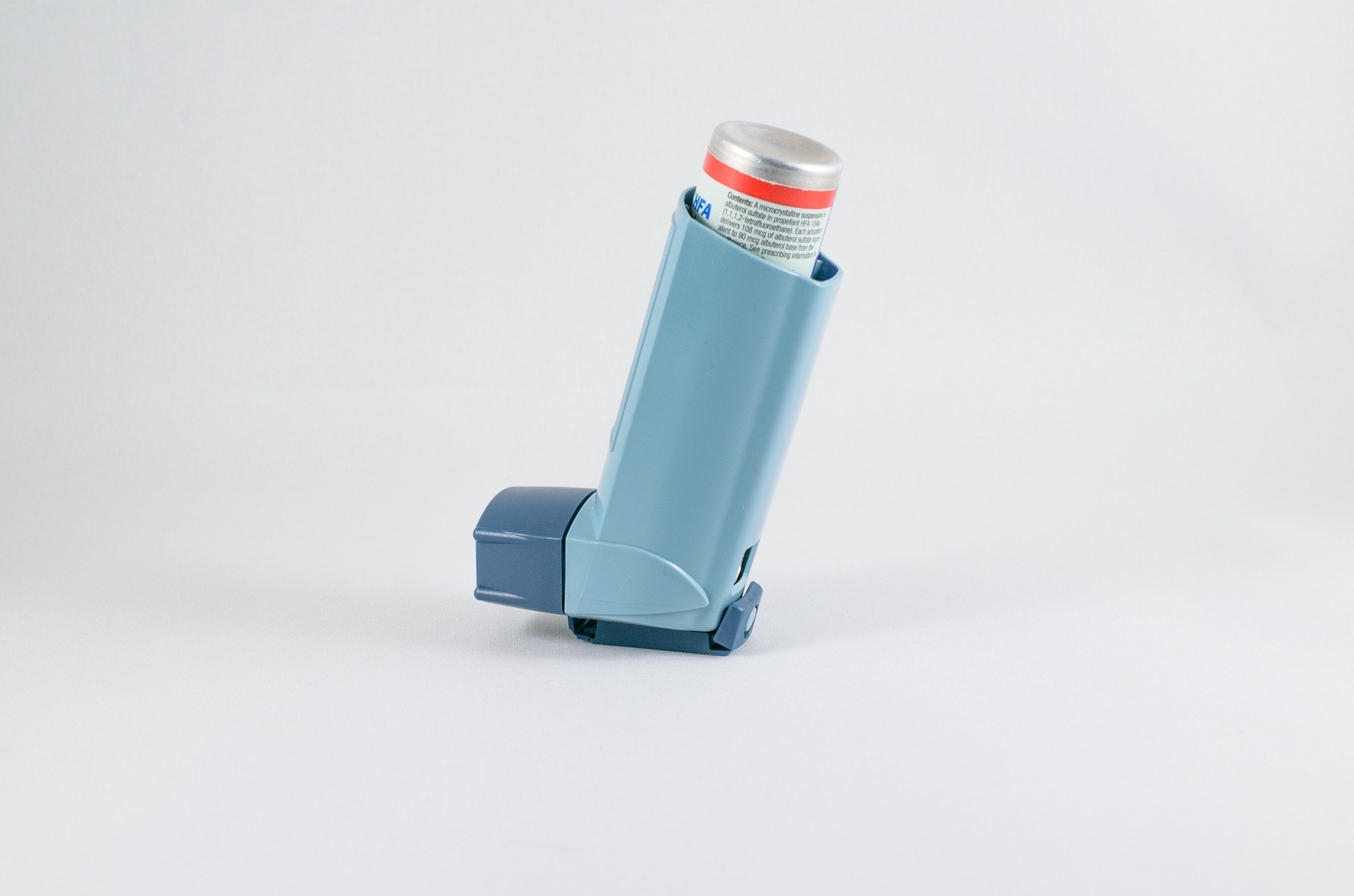 Inhalator.jpg Blauer Inhalator mit grauem Deckel, auf einem hellen Hintergrund, zur Anwendung bei Atemwegserkrankungen.