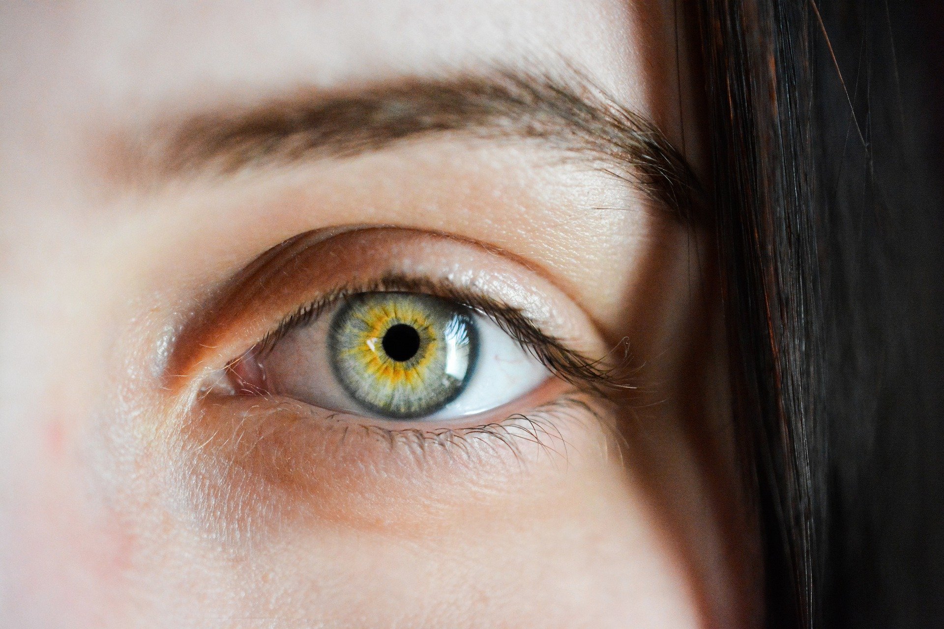 eye-gd6959bf73_1920.jpg Nahaufnahme eines menschlichen Auges mit gelb-grüner Iris und schwarzer Pupille, umrahmt von feinen Wimpern.