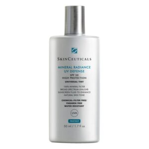 Sonnencreme in einer silbernen Flasche mit Pumpe, hochwirksamer mineralischer UV-Schutz, getönt für natürlichen Hautton.