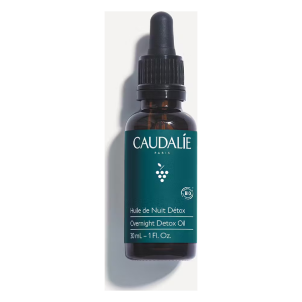 Braune Glasflasche mit Pipette, enthält ein Gesichtsöl von Caudalie, mit grüner Etikettierung und Bio-Siegel.