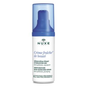 Flasche mit NUXE Crème fraîche de beauté, einem feuchtigkeitsspendenden Serum mit blauem Pumpspender und weißer Verpackung.