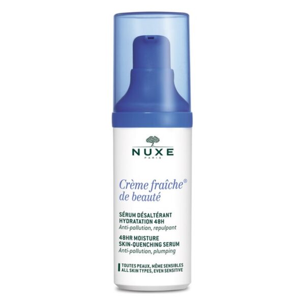 Flasche mit NUXE Crème fraîche de beauté, einem feuchtigkeitsspendenden Serum mit blauem Pumpspender und weißer Verpackung.