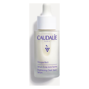 Flasche mit hellbeigem Serum von CAUDALIE, mit Pipette und lila Schriftzug, zur Hautaufhellung.