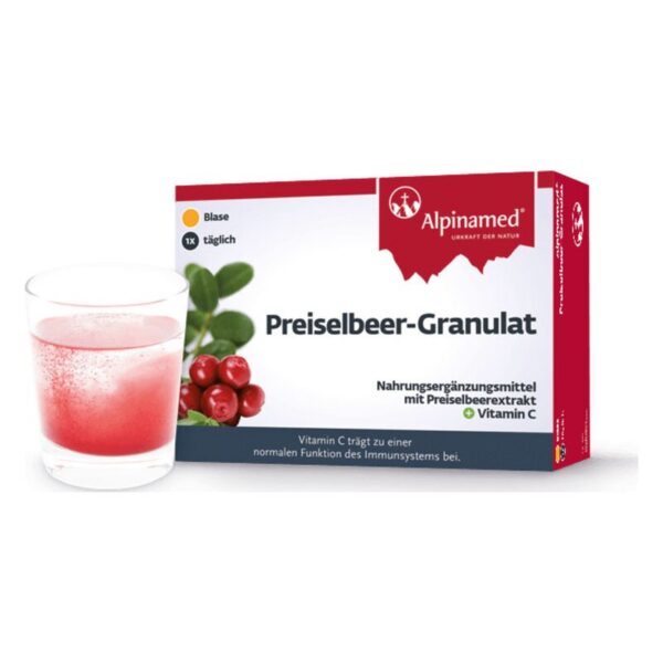 Glas mit rosafarbenem Getränk neben einer Packung Preiselbeer-Granulat von Alpinamed, angereichert mit Vitamin C.