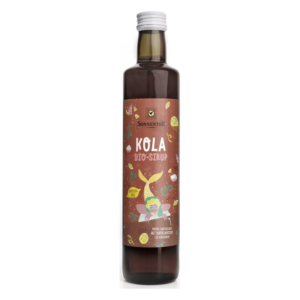 Flasche mit Bio-Kola-Sirup von Sonnentor, braunes Etikett mit buntem, detailreichem Design und aufgedrucktem Text.