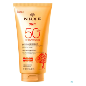 Sonnenschutzlotion mit SPF 50 in einer goldenen Tube, schützt vor UVA/UVB-Strahlen, für Gesicht und Körper geeignet.