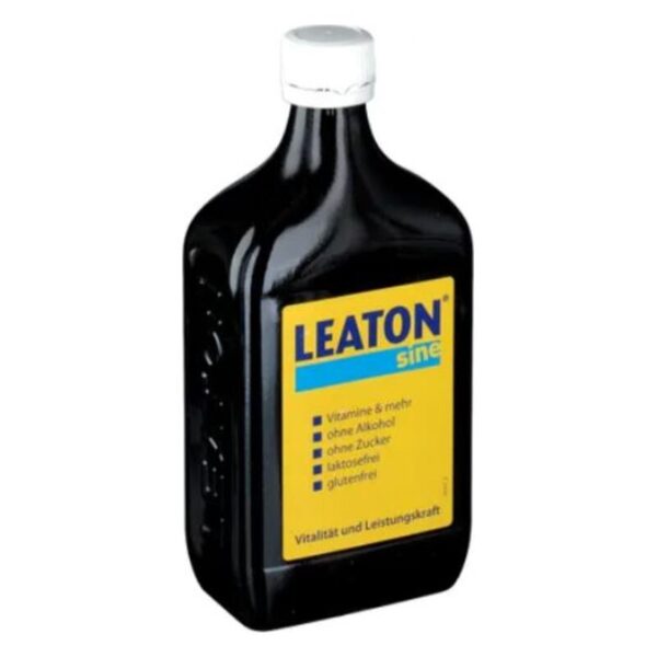 Schwarze Flasche mit gelbem Etikett, die Leaton sine enthält, angereichert mit Vitaminen, ohne Alkohol und Zucker.