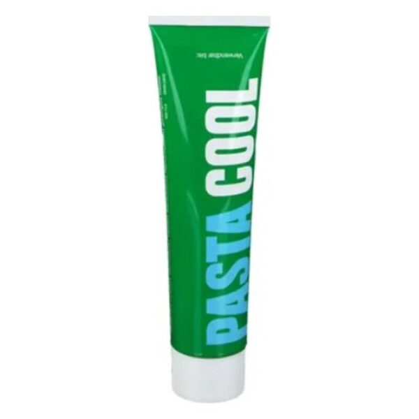 Grüne Tube mit dem Aufdruck "PASTA COOL" in Weiß und Blau, für eine kühlende Paste.