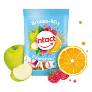Verpackung von Brause-Mix Traubenzucker mit grünem Apfel, Orange und Himbeeren im Hintergrund.