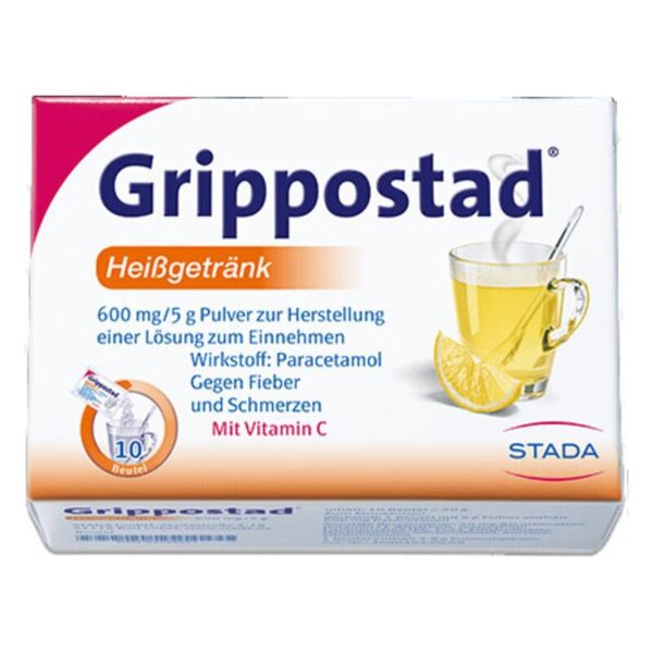 Packung Grippostad Heißgetränk mit Glas und Zitrone, enthält Pulver zur Herstellung eines warmen Getränks mit Paracetamol und Vitamin C.