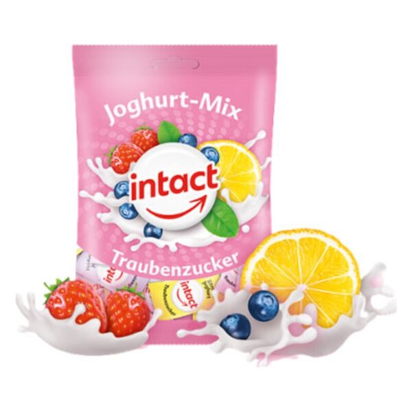 Tüte mit Joghurt-Mix, die Gemüse und Obst wie Erdbeeren, Blaubeeren und Zitronen zeigt, umgeben von spritzender Milch.