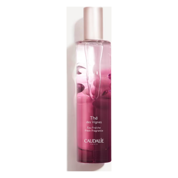 Flasche mit rosafarbener Flüssigkeit, die ein frisches Parfum von Caudalie zeigt, mit einem eleganten Sprühverschluss.