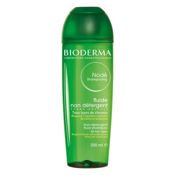 Grüne Flasche mit Shampoo von Bioderma, für alle Haartypen, nicht schäumend, mit Hinweis auf Glanz und Geschmeidigkeit.