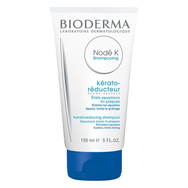 Weißer Shampoo-Tube mit blauer Kappe von Bioderma, beschriftet mit "Node K - Kérato-réducteur", für die Pflege von schuppiger Haut.