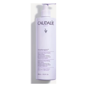 Flasche mit hyaluronhaltiger Körperlotion von Caudalie, lila Verpackung mit Pumpe, 400ml.
