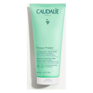 Grüne Flasche mit Reparatur-Lotion für nach der Sonne von Caudalie, die Aloe Vera und Traubenwasser enthält.