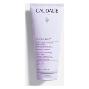 Lila Lotion von Caudalie in einer Tube, beschriftet mit Inhaltsstoffen und Volumenangabe.