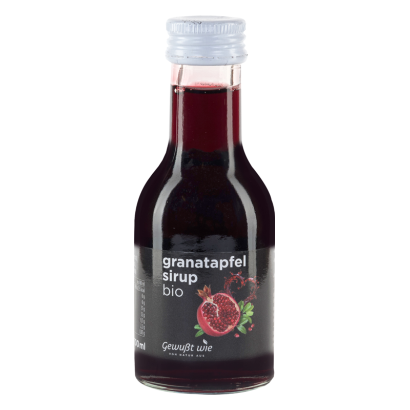 Braune Glasflasche mit schwarzer Etikette, gefüllt mit bio Granatapfelsirup, glänzender Deckel.