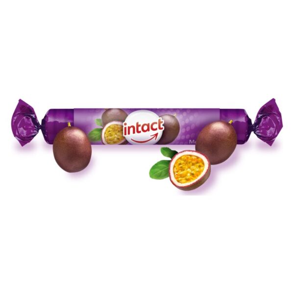Verpackung mit passiflorischen Früchten und geöffneter Frucht, umgeben von einem lila Wickelpapier.
