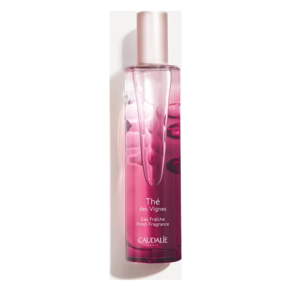 Flasche mit rosa-tönender, frischer Duftkomposition in transparentem Design und glänzendem Verschluss.