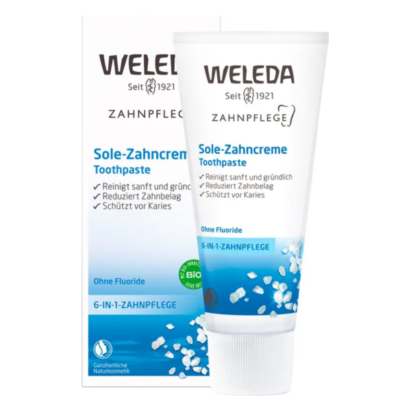 Weleda Sole-Zahnpasta in einer Tube, neben der Verpackung mit blauen und weißen Designelementen, ohne Fluoride.