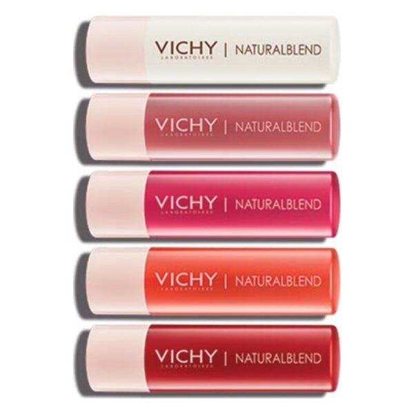 Vier Lippenpflegestifte in verschiedenen Farbtönen, verpackt in einer schlanken Tube mit Vichy-Logo.