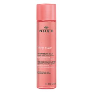 Transparente Flasche mit rosa Peeling-Lotion von Nuxe, beschriftet mit 'Very rose' und Anwendungshinweisen.