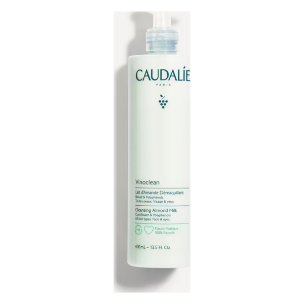 Flasche mit Reinigungsemulsion von Caudalie, grünlich mit Pumpspender und Beschriftung in französischer und englischer Sprache.