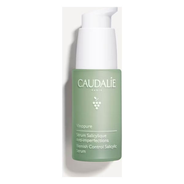 Grünes Glasfläschchen mit Pumpspender, enthält salicylsäurehaltiges Serum gegen Unreinheiten von Caudalie.