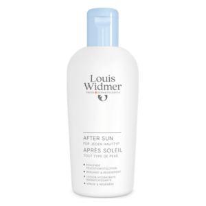 Weißer Flakon mit blauer Verschlusskappe für After-Sun Lotion von Louis Widmer, beschriftet mit Anwendungshinweisen.