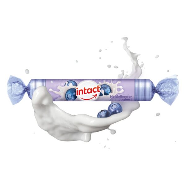 Verpackung eines Heidelbeere-Joghurts in lila Folie mit stilisierten Blaubeeren und Milchspritzern.