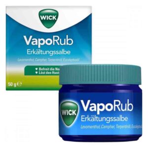 Wick VapoRub Erkältungsbalsam in blauer Dose mit grünem Deckel, neben der Verpackung mit Informationen zur Anwendung.