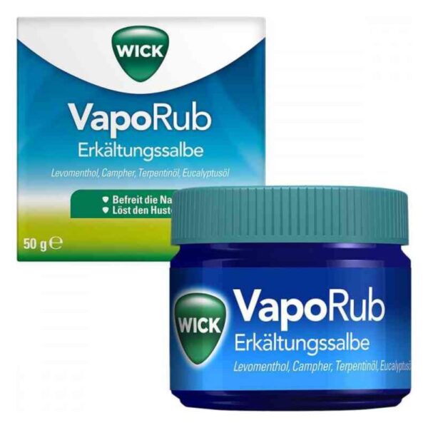 Wick VapoRub Erkältungsbalsam in blauer Dose mit grünem Deckel, neben der Verpackung mit Informationen zur Anwendung.