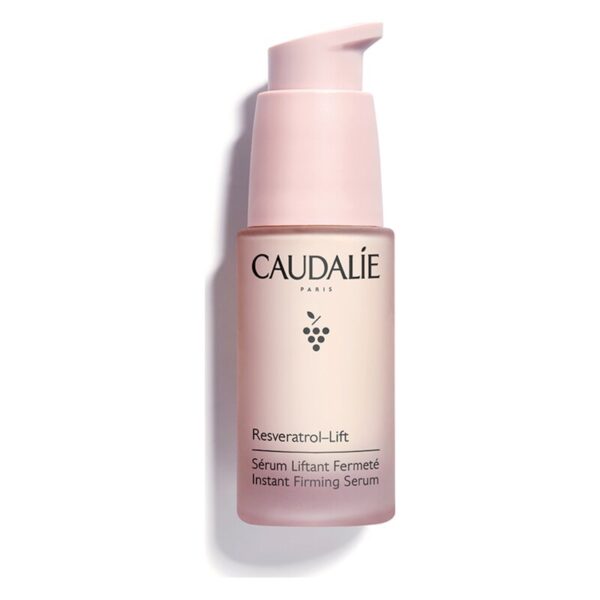 Flasche mit rosa Pumpspender, enthält das Resveratrol-Lift Serum von Caudalie, für Hautstraffung.