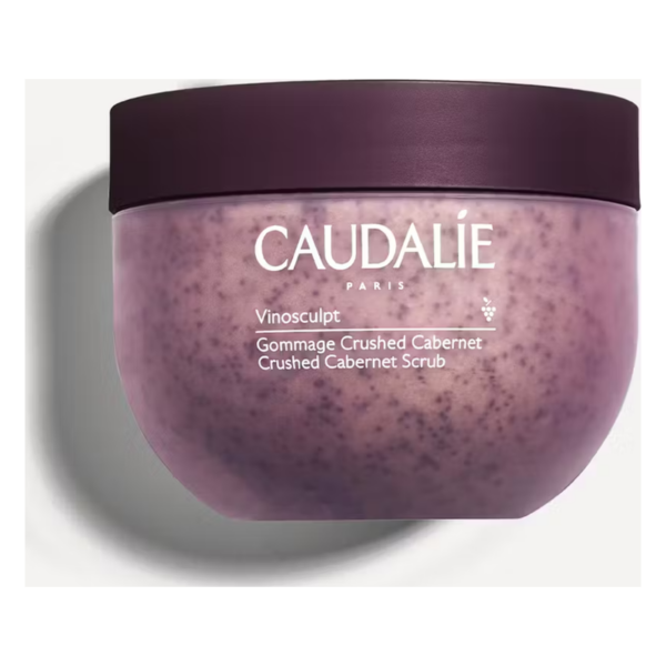 Runde, lila Verpackung des Caudalie Vinosculpt Gommage Crushed Cabernet mit einem dunklen Deckel.
