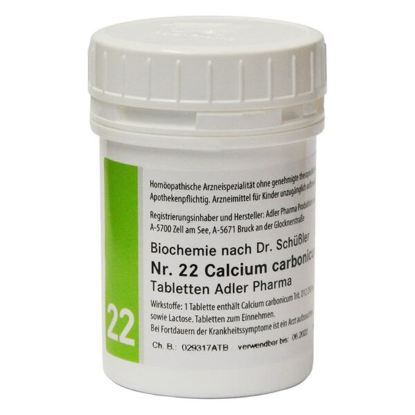 Weißer Tablettenbehälter mit grünem Etikett, enthält homöopathische Calciumcarbonat-Tabletten von Adler Pharma.