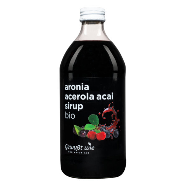 Glasflasche mit schwarzem Bio-Sirup aus Aronia, Acerola und Acai, beschriftet mit Zutaten und Marke.