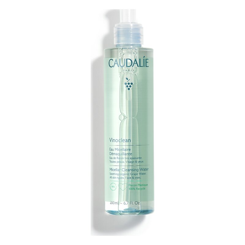 Flasche mit micellarem Reinigungwasser von Caudalie, grün-transparent, mit Pumpverschluss, 200 ml.