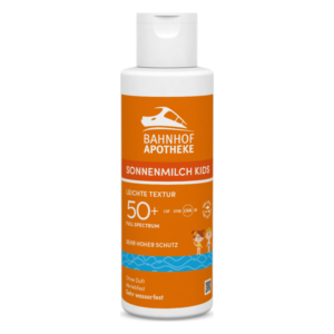 Sonnenmilch für Kinder in einer orangefarbenen Flasche mit Schraubverschluss und hohem Lichtschutzfaktor 50+.