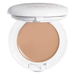 Runder, kompakter Make-up-Puder in hellem Ton mit weißem Gehäuse und transparentem Deckel.