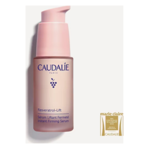 Flasche mit pinkem Pumpspender und Etikett für das Resveratrol-Lift Serum von Caudalie.