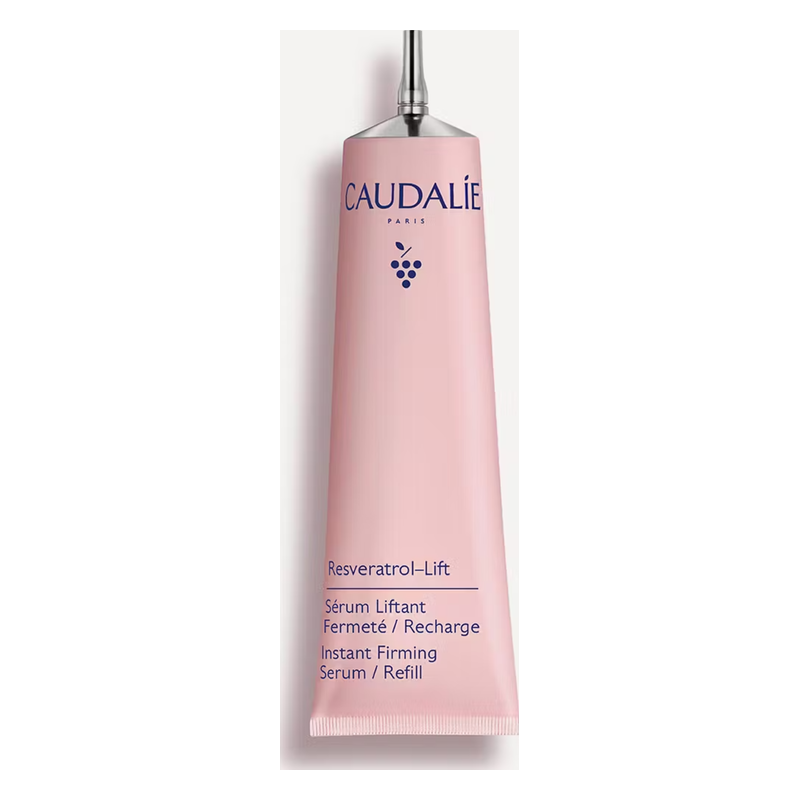 Rosa Verpackung eines Serums mit dem Namen "Resveratrol-Lift" von Caudalie und einem silbernen Verschluss.